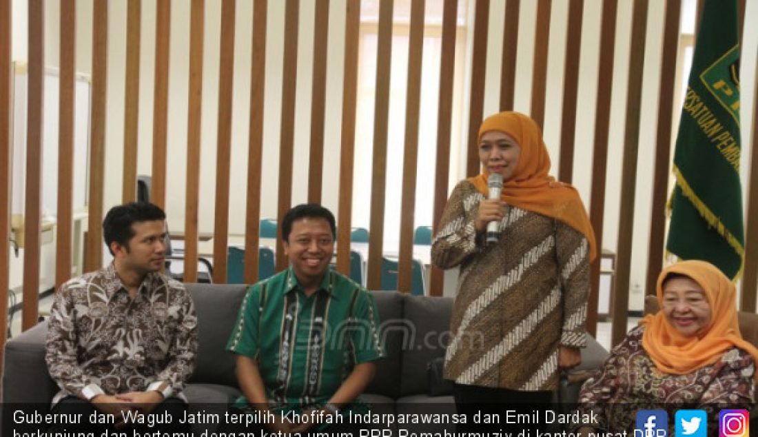 Gubernur dan Wagub Jatim terpilih Khofifah Indarparawansa dan Emil Dardak berkunjung dan bertemu dengan ketua umum PPP Romahurmuziy di kantor pusat DPP PPP, Jakarta, Senin (9/7). Kedatangan Khofifah bersama Emil Dardak untuk melaporkan dinamika Pilgub Jawa Timur dan melaporkan hasil rekapitulasi KPU yang telah memenangkan dirinya dan Emil Dardak. - JPNN.com