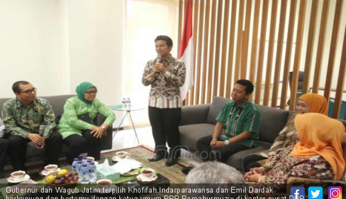 Gubernur dan Wagub Jatim terpilih Khofifah Indarparawansa dan Emil Dardak berkunjung dan bertemu dengan ketua umum PPP Romahurmuziy di kantor pusat DPP PPP, Jakarta, Senin (9/7). Kedatangan Khofifah bersama Emil Dardak untuk melaporkan dinamika Pilgub Jawa Timur dan melaporkan hasil rekapitulasi KPU yang telah memenangkan dirinya dan Emil Dardak. - JPNN.com