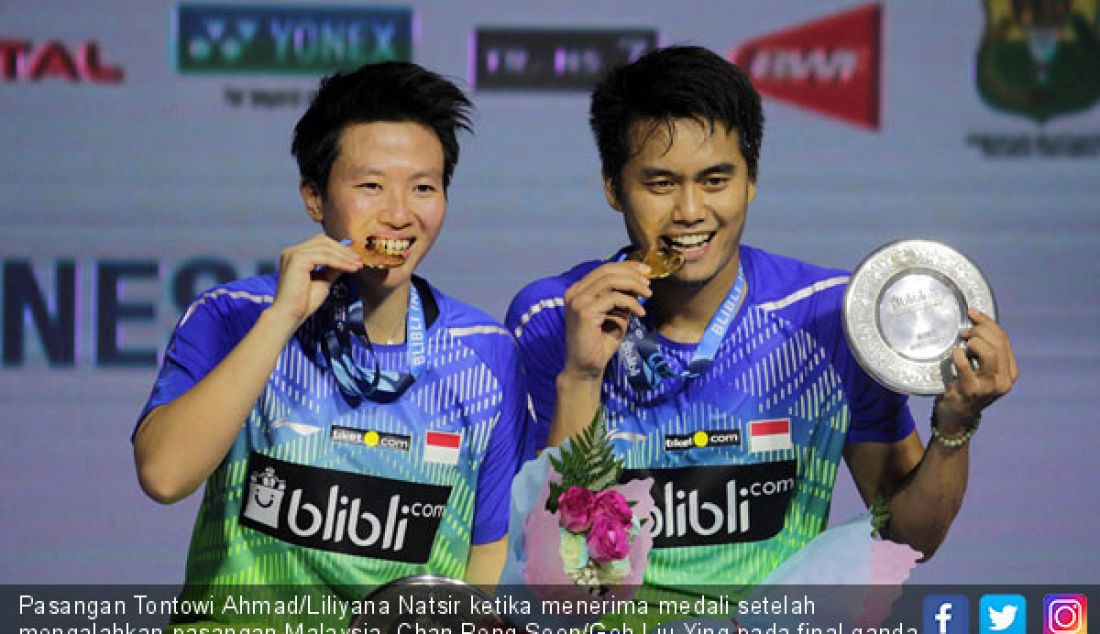 Pasangan Tontowi Ahmad/Liliyana Natsir ketika menerima medali setelah mengalahkan pasangan Malaysia, Chan Peng Soon/Goh Liu Ying pada final ganda campuran Indonesia Open 2018, Jakarta, Minggu (8/7). - JPNN.com