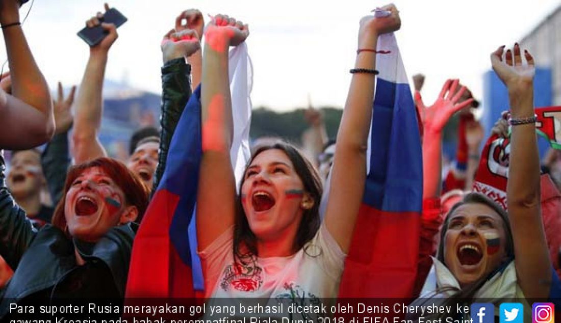 Para suporter Rusia merayakan gol yang berhasil dicetak oleh Denis Cheryshev ke gawang Kroasia pada babak perempatfinal Piala Dunia 2018 di FIFA Fan Fest Saint Petersburg, Rusia, Sabtu (7/7). - JPNN.com