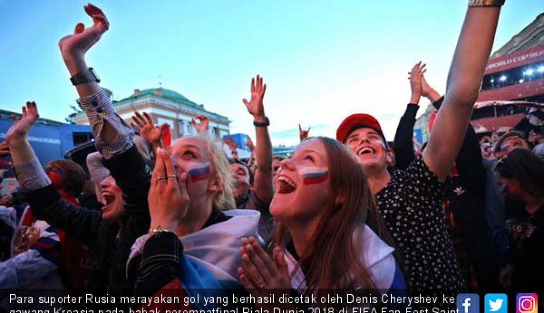 Para suporter Rusia merayakan gol yang berhasil dicetak oleh Denis Cheryshev ke gawang Kroasia pada babak perempatfinal Piala Dunia 2018 di FIFA Fan Fest Saint Petersburg, Rusia, Sabtu (7/7). - JPNN.com