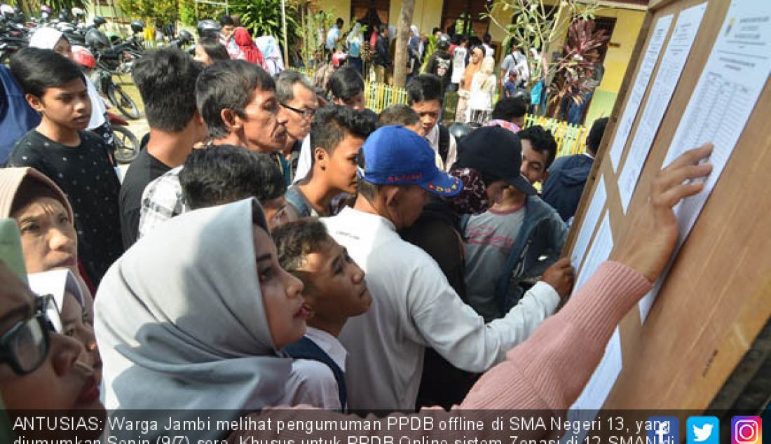 ANTUSIAS: Warga Jambi melihat pengumuman PPDB offline di SMA Negeri 13, yang diumumkan Senin (9/7) sore. Khusus untuk PPDB Online sistem Zonasi di 12 SMAN di Jambi menerima 2.743 siswa dan 1.799 lainnya belum diterima. - JPNN.com