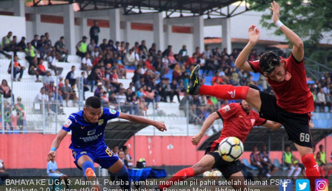 BAHAYA KE LIGA 3: Alamak, Persiba kembali menelan pil pahit setelah dilumat PSMP Mojokerto 2-0, Selasa (10/7). Pemain belakang Beruang Madu, Ikhfanul Alam melepaskan shooting keras yang coba dibendung dua pemain PSMP. - JPNN.com