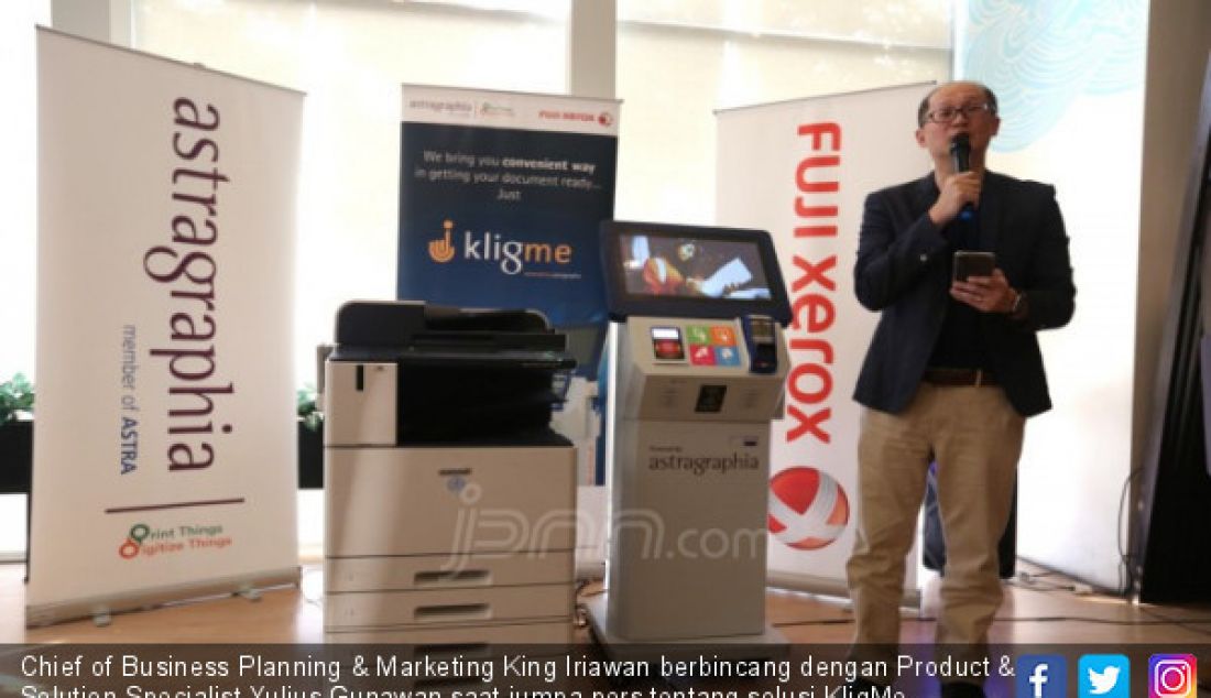 Chief of Business Planning & Marketing King Iriawan berbincang dengan Product & Solution Specialist Yulius Gunawan saat jumpa pers tentang solusi KligMe, Jakarta, Rabu (11/7). - JPNN.com