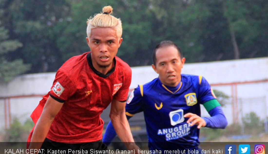 KALAH CEPAT: Kapten Persiba Siswanto (kanan) berusaha merebut bola dari kaki pemain PSMP Mojokerto, Dwiyanto Susilo. - JPNN.com