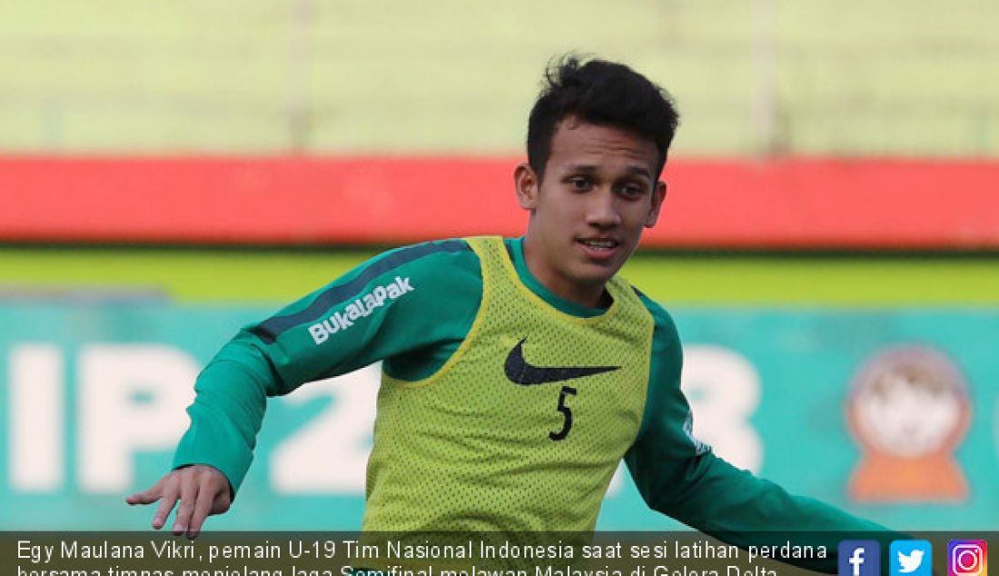 Egy Maulana Vikri, pemain U-19 Tim Nasional Indonesia saat sesi latihan perdana bersama timnas menjelang laga Semifinal melawan Malaysia di Gelora Delta Sidoarjo, Rabu (11/7). - JPNN.com