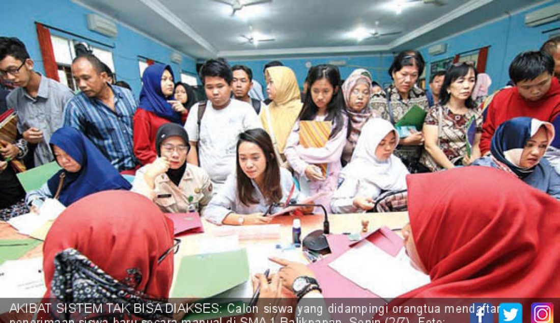 AKIBAT SISTEM TAK BISA DIAKSES: Calon siswa yang didampingi orangtua mendaftar penerimaan siswa baru secara manual di SMA 1 Balikpapan, Senin (2/7). - JPNN.com