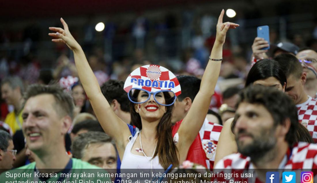 Suporter Kroasia merayakan kemenangan tim kebanggaannya dari Inggris usai pertandingan semifinal Piala Dunia 2018 di Stadion Luzhniki, Moscow, Rusia, Rabu (11/7). - JPNN.com