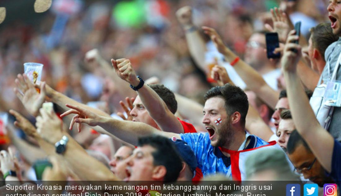 Suporter Kroasia merayakan kemenangan tim kebanggaannya dari Inggris usai pertandingan semifinal Piala Dunia 2018 di Stadion Luzhniki, Moscow, Rusia, Rabu (11/7). - JPNN.com