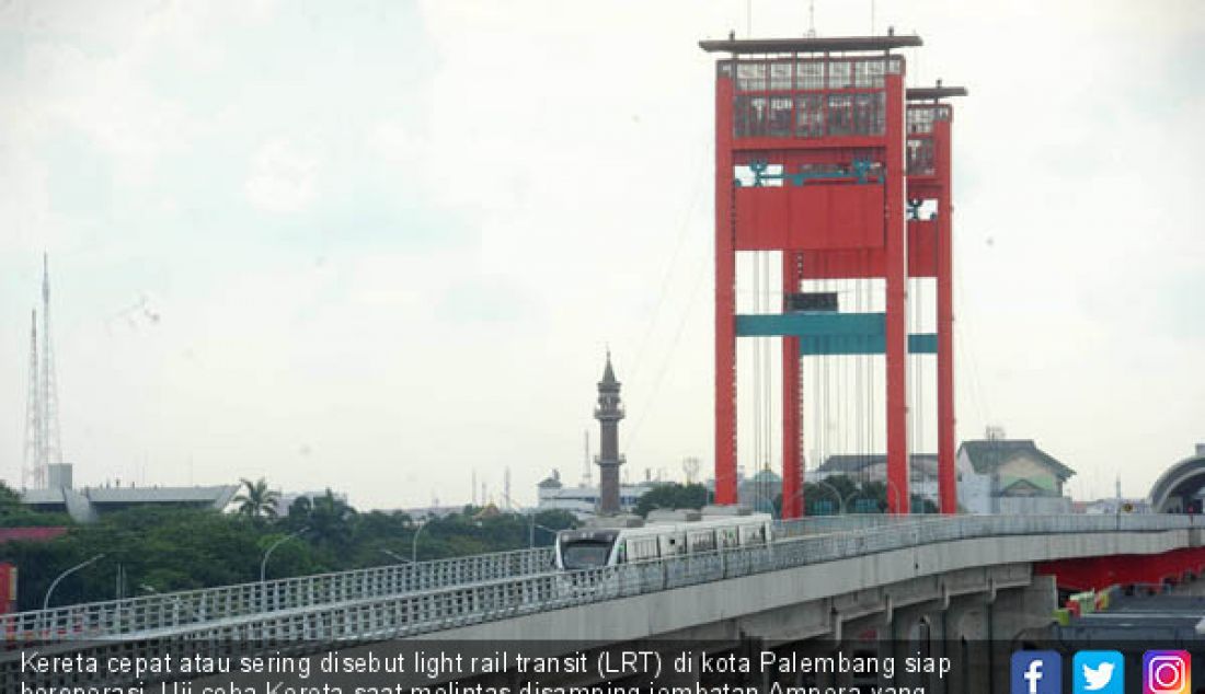 Kereta cepat atau sering disebut light rail transit (LRT) di kota Palembang siap beroperasi. Uji coba Kereta saat melintas disamping jembatan Ampera yang membelah sungai musi Palembang. - JPNN.com