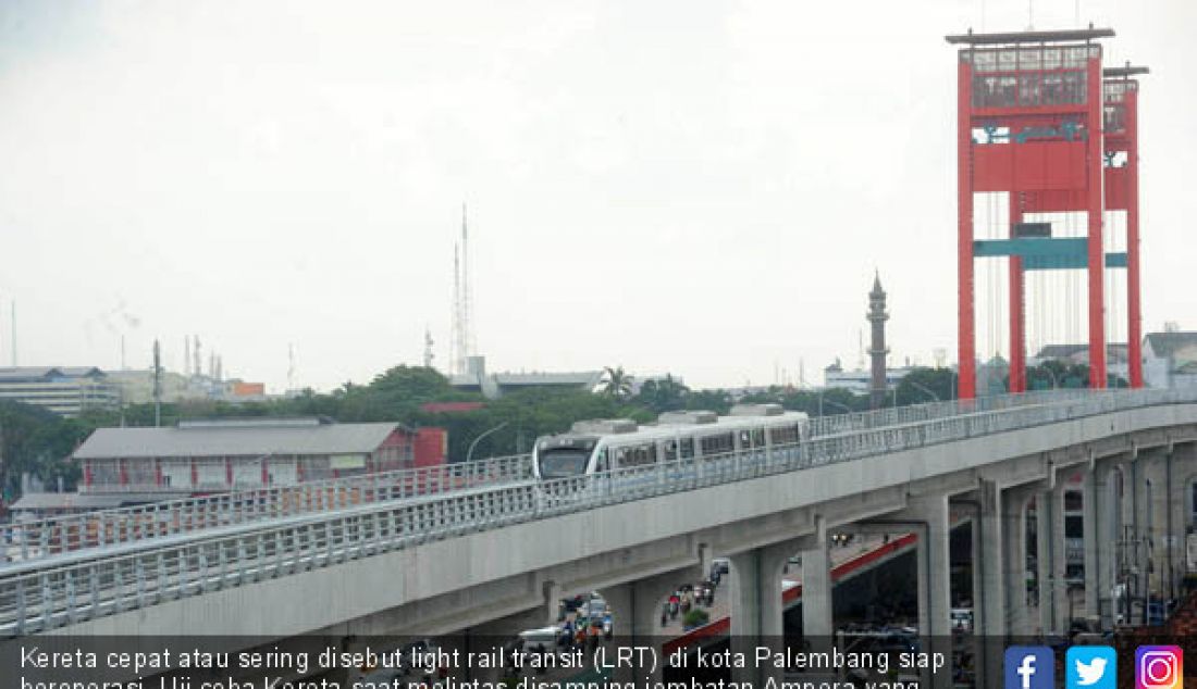 Kereta cepat atau sering disebut light rail transit (LRT) di kota Palembang siap beroperasi. Uji coba Kereta saat melintas disamping jembatan Ampera yang membelah sungai musi Palembang. - JPNN.com