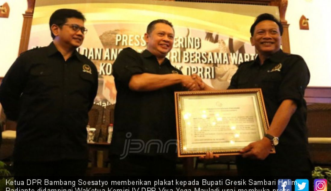 Ketua DPR Bambang Soesatyo memberikan plakat kepada Bupati Gresik Sambari Halim Radianto didampingi WaKetua Komisi IV DPR Viva Yoga Mauladi usai membuka press gathering pimpinan dan anggota DPR bersama wartawan koordinatoriat DPR, Surabaya, Jumat (13/7). - JPNN.com