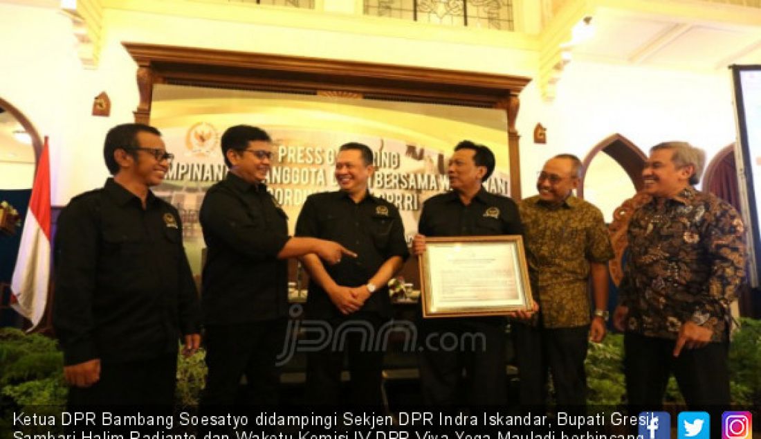 Ketua DPR Bambang Soesatyo didampingi Sekjen DPR Indra Iskandar, Bupati Gresik Sambari Halim Radianto dan Waketu Komisi IV DPR Viva Yoga Mauladi berbincang usai membuka press gathering pimpinan dan anggota DPR bersama wartawan koordinatoriat DPR, Surabaya, Jumat (13/7). - JPNN.com