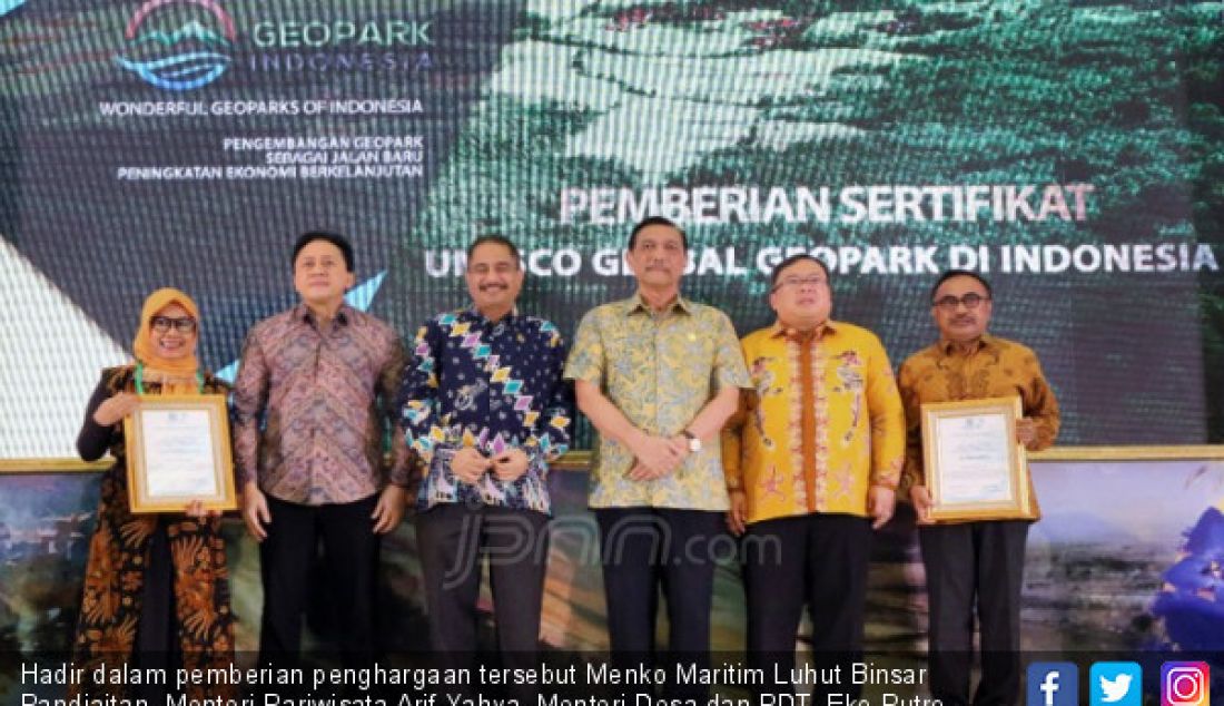 Hadir dalam pemberian penghargaan tersebut Menko Maritim Luhut Binsar Pandjaitan, Menteri Pariwisata Arif Yahya, Menteri Desa dan PDT, Eko Putro Sandjojo dan Kepala Bekraf Triawan Munaf. - JPNN.com