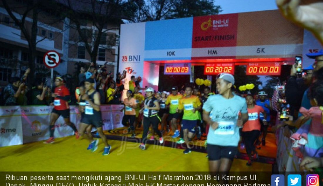 Ribuan peserta saat mengikuti ajang BNI-UI Half Marathon 2018 di Kampus UI, Depok, Minggu (15/7). Untuk Kategori Male 5K Master dengan Pemenang Pertama Didit Widiyana diikuti Ricky Joe dan Yudo Adrian. - JPNN.com