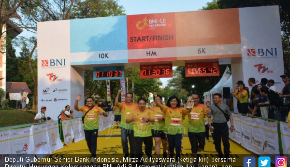 Deputi Gubernur Senior Bank Indonesia, Mirza Adityaswara (ketiga kiri) bersama Direktur Hubungan Kelembagaan BNI, Adi Sulistyowati (ketiga dari kanan), dan jajaran pengurus ILUNI memasuki garis Finish saat mengikuti ajang BNI-UI Half Marathon 2018 di Kampus UI, Depok, Minggu (15/7). - JPNN.com