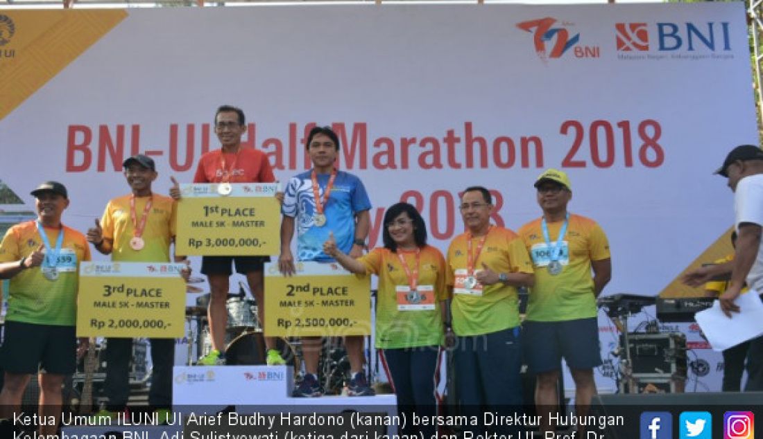 Ketua Umum ILUNI UI Arief Budhy Hardono (kanan) bersama Direktur Hubungan Kelembagaan BNI, Adi Sulistyowati (ketiga dari kanan) dan Rektor UI, Prof. Dr. Ir. Muhammad Anis, M.Met. (kedua dari kanan) memberikan penghargaan kepada pemenang ajang BNI-UI Half Marathon 2018 di Kampus UI, Depok, Minggu (15/7). - JPNN.com