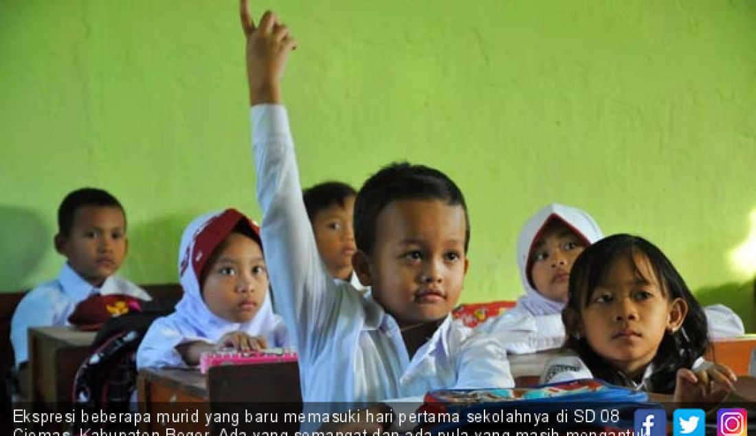Ekspresi beberapa murid yang baru memasuki hari pertama sekolahnya di SD 08 Ciomas, Kabupaten Bogor. Ada yang semangat dan ada pula yang masih mengantuk. - JPNN.com