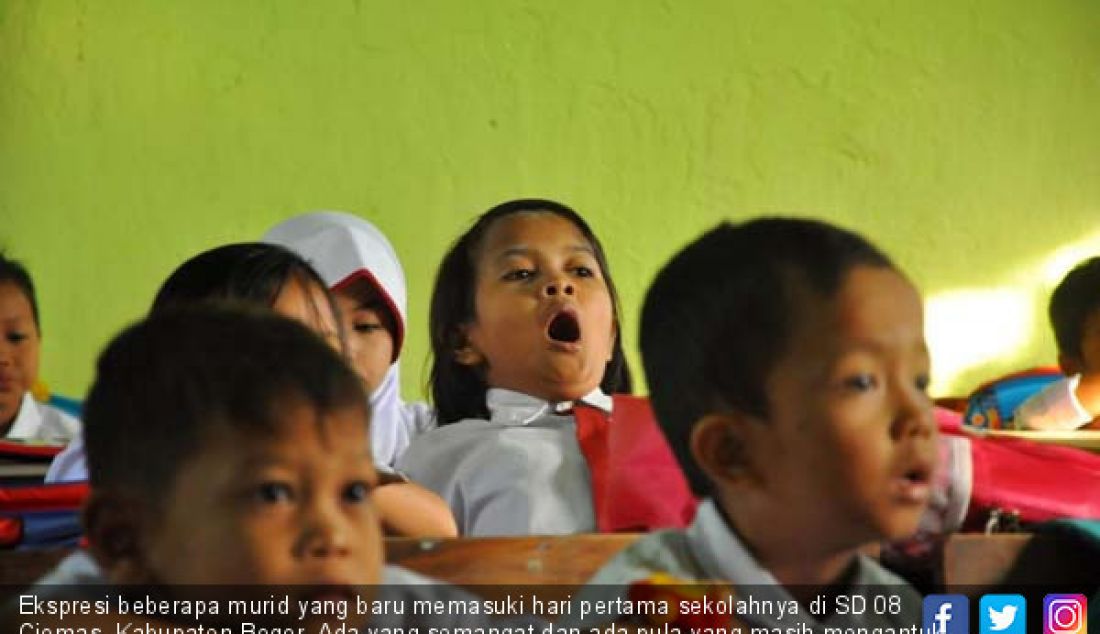 Ekspresi beberapa murid yang baru memasuki hari pertama sekolahnya di SD 08 Ciomas, Kabupaten Bogor. Ada yang semangat dan ada pula yang masih mengantuk. - JPNN.com