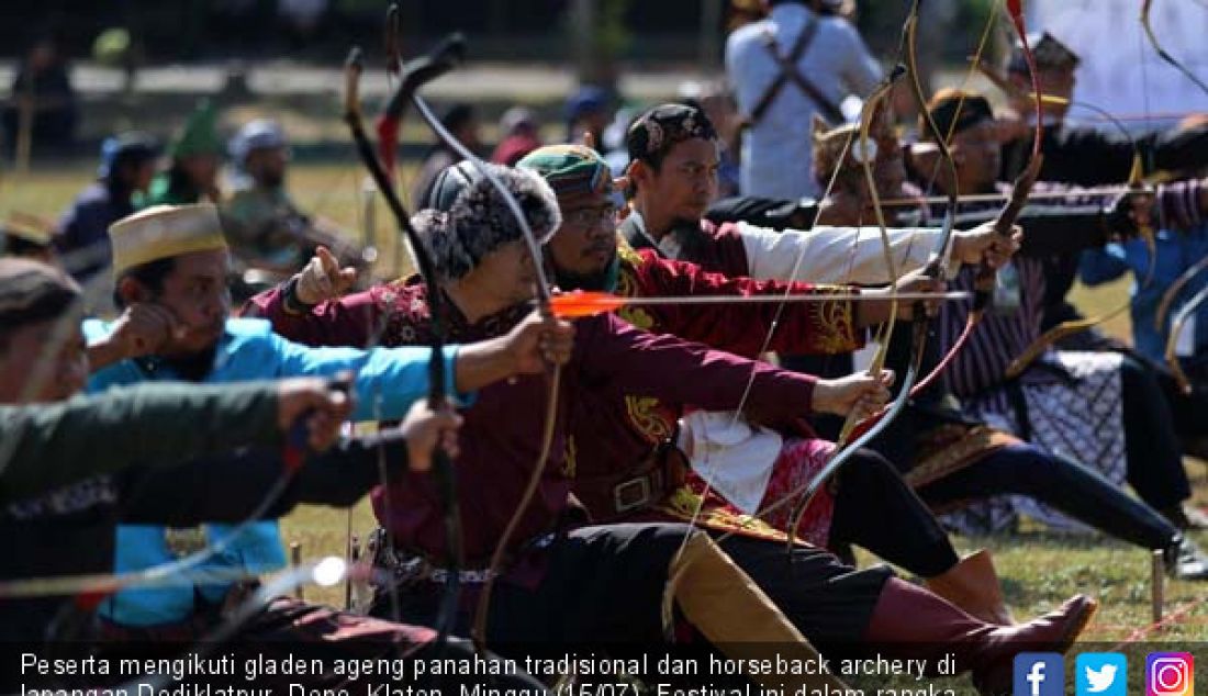 Peserta mengikuti gladen ageng panahan tradisional dan horseback archery di lapangan Dodiklatpur, Depo, Klaten, Minggu (15/07). Festival ini dalam rangka walimatul urs resepsi pernikahan. - JPNN.com