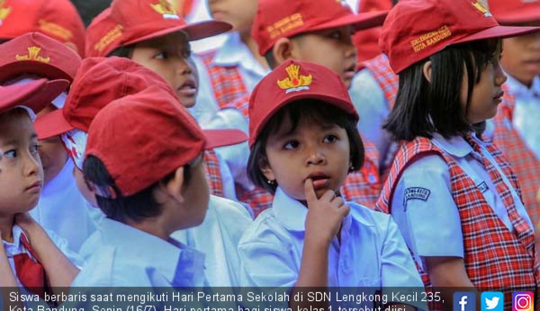 Siswa berbaris saat mengikuti Hari Pertama Sekolah di SDN Lengkong Kecil 235, Kota Bandung, Senin (16/7). Hari pertama bagi siswa kelas 1 tersebut diisi dengan halal bi halal serta adaptasi antar murid. - JPNN.com