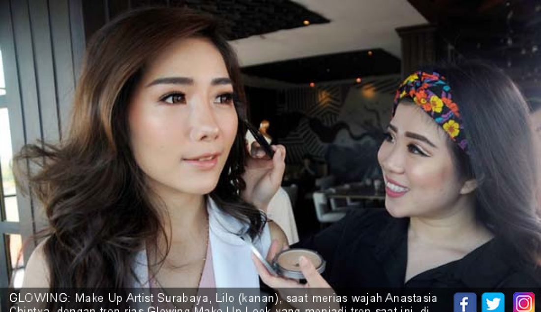 GLOWING: Make Up Artist Surabaya, Lilo (kanan), saat merias wajah Anastasia Chintya, dengan tren rias Glowing Make Up Look yang menjadi tren saat ini, di The Socialite Surabaya, Sabtu (14/7). - JPNN.com