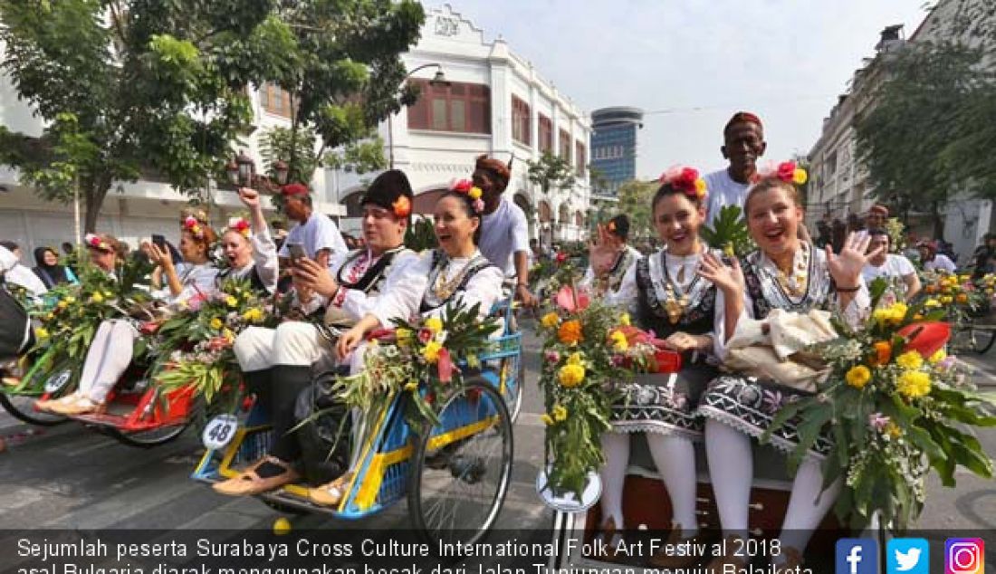 Sejumlah peserta Surabaya Cross Culture International Folk Art Festival 2018 asal Bulgaria diarak menggunakan becak dari Jalan Tunjungan menuju Balaikota Surabaya, Minggu (15/7). - JPNN.com