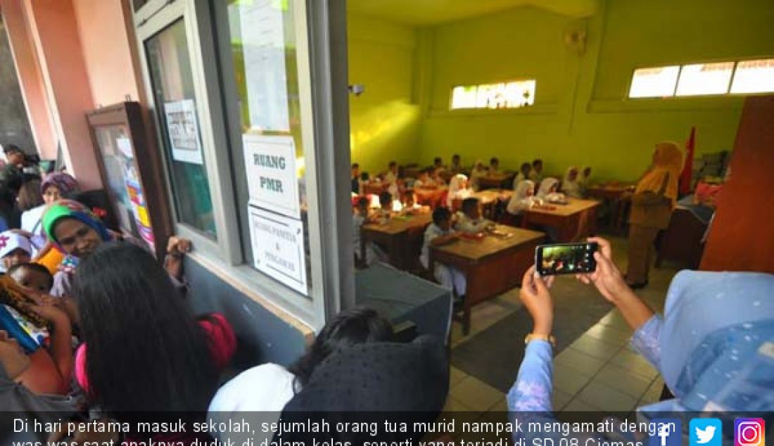 Di hari pertama masuk sekolah, sejumlah orang tua murid nampak mengamati dengan was-was saat anaknya duduk di dalam kelas, seperti yang terjadi di SD 08 Ciomas, Kabupaten Bogor. - JPNN.com