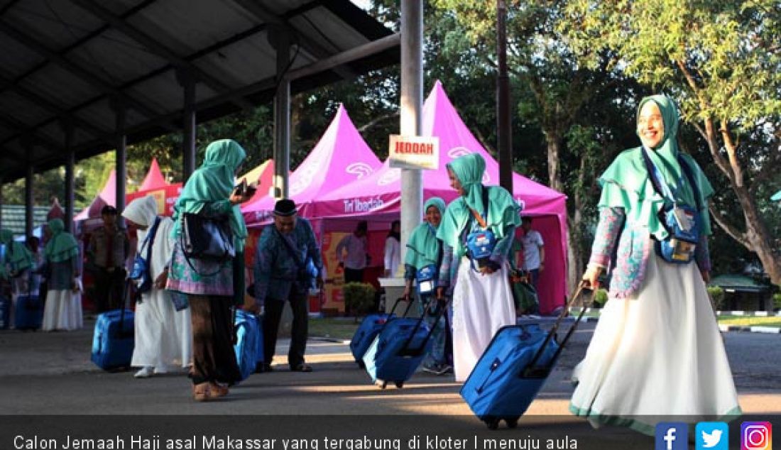 Calon Jemaah Haji asal Makassar yang tergabung di kloter I menuju aula penerimaan di Asrama Haji Sudiang, Senin (16/7). - JPNN.com