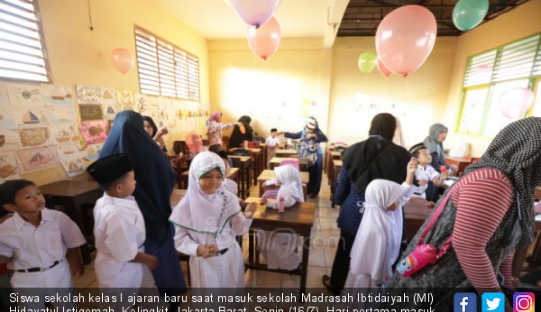 Siswa sekolah kelas I ajaran baru saat masuk sekolah Madrasah Ibtidaiyah (MI) Hidayatul Istiqomah, Kelingkit, Jakarta Barat, Senin (16/7). Hari pertama masuk sekolah tahun ajaran 2018-2019 dimulai secara serentak di Indonesia pada Senin 16 Juli. - JPNN.com