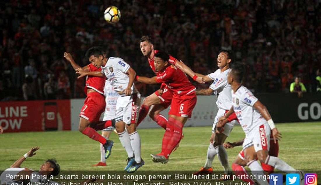 Pemain Persija Jakarta berebut bola dengan pemain Bali United dalam pertandingan Liga 1 di Stadion Sultan Agung, Bantul, Jogjakarta, Selasa (17/7). Bali United menang atas Persija Jakarta dengan skor 0-2. - JPNN.com