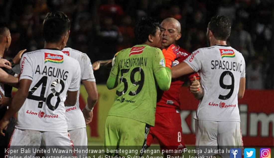 Kiper Bali United Wawan Hendrawan bersitegang dengan pemain Persija Jakarta Ivan Carlos dalam pertandingan Liga 1 di Stadion Sultan Agung, Bantul, Jogjakarta, Selasa (17/7). - JPNN.com