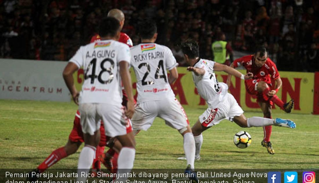 Pemain Persija Jakarta Rico Simanjuntak dibayangi pemain Bali United Agus Nova dalam pertandingan Liga 1 di Stadion Sultan Agung, Bantul, Jogjakarta, Selasa (17/7). - JPNN.com