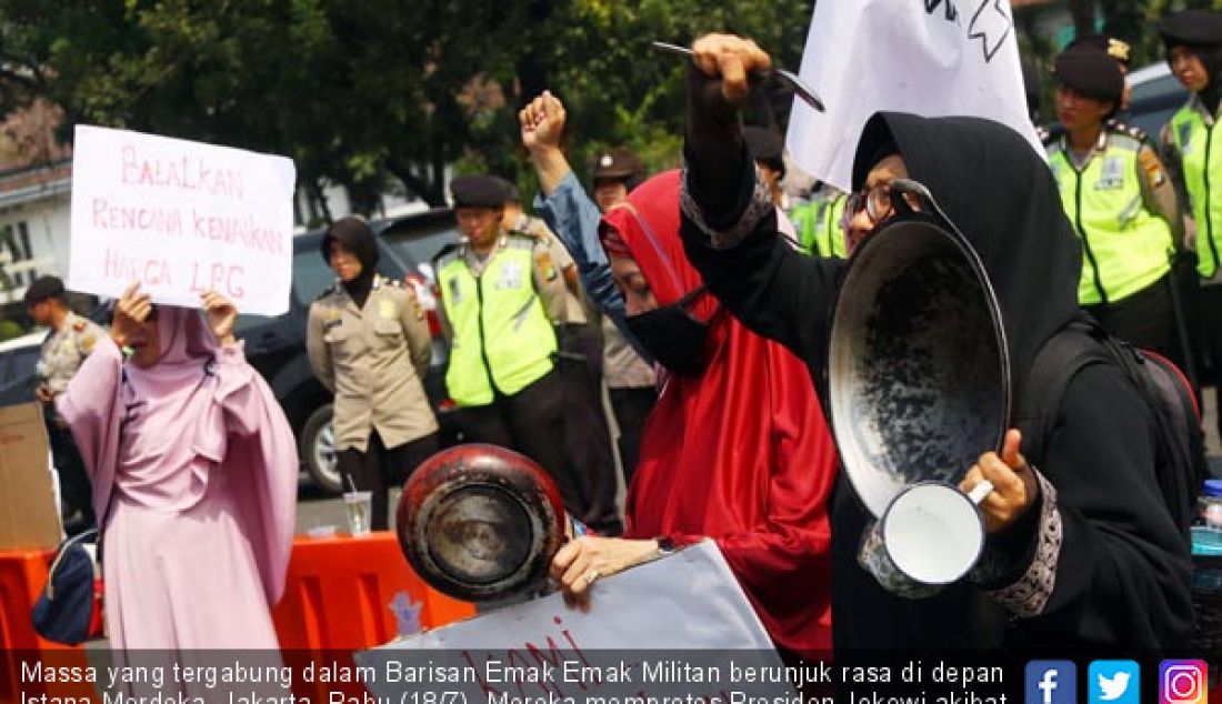 Massa yang tergabung dalam Barisan Emak Emak Militan berunjuk rasa di depan Istana Merdeka, Jakarta, Rabu (18/7). Mereka memprotes Presiden Jokowi akibat kenaikan harga kebutuhan pokok. - JPNN.com