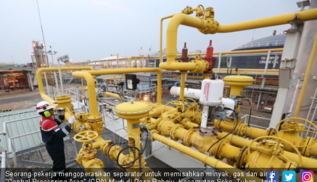 Seorang pekerja mengoperasikan separator untuk memisahkan minyak, gas dan air di 