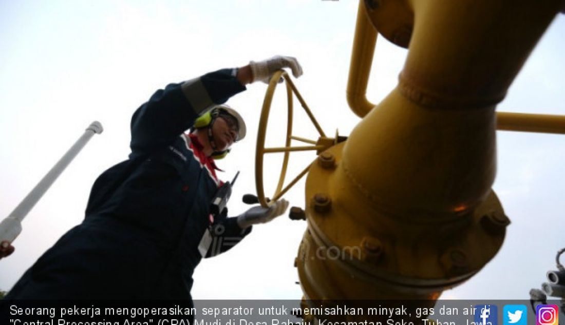 Seorang pekerja mengoperasikan separator untuk memisahkan minyak, gas dan air di 