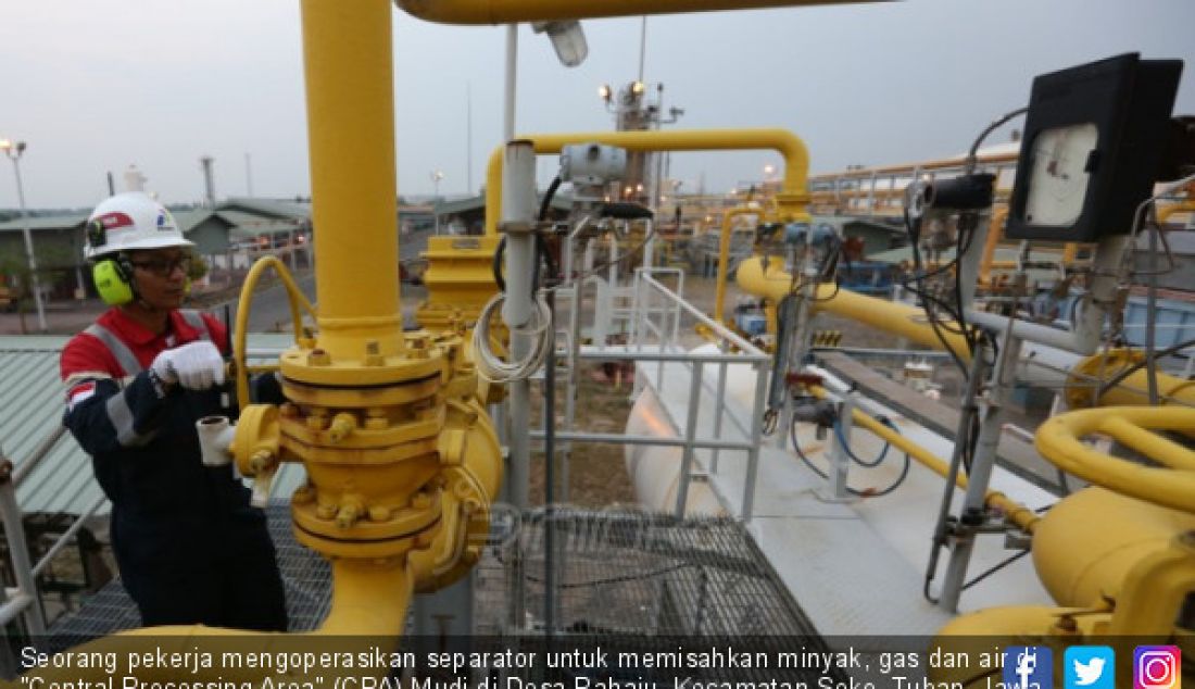 Seorang pekerja mengoperasikan separator untuk memisahkan minyak, gas dan air di 