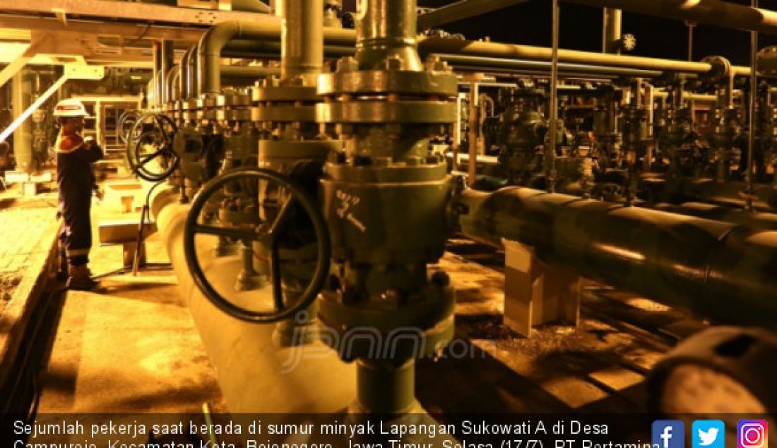 Sejumlah pekerja saat berada di sumur minyak Lapangan Sukowati A di Desa Campurejo, Kecamatan Kota, Bojonegoro, Jawa Timur, Selasa (17/7). PT Pertamina EP Sukowati Field mencatat produksi minyak Lapangan Sukowati yang sebelumnya 6.598 barel per hari, sebelum terminasi 20 Mei lalu, sekarang meningkat menjadi 8.008 barel per hari per 17 Juli. - JPNN.com