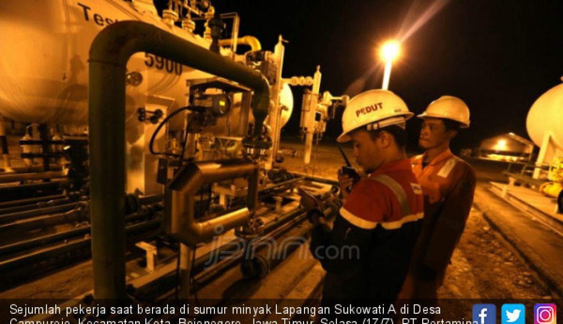 Sejumlah pekerja saat berada di sumur minyak Lapangan Sukowati A di Desa Campurejo, Kecamatan Kota, Bojonegoro, Jawa Timur, Selasa (17/7). PT Pertamina EP Sukowati Field mencatat produksi minyak Lapangan Sukowati yang sebelumnya 6.598 barel per hari, sebelum terminasi 20 Mei lalu, sekarang meningkat menjadi 8.008 barel per hari per 17 Juli. - JPNN.com