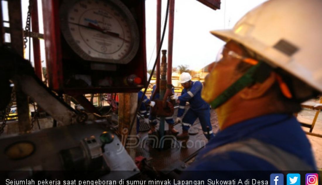 Sejumlah pekerja saat pengeboran di sumur minyak Lapangan Sukowati A di Desa Campurejo, Kecamatan Kota, Bojonegoro, Jawa Timur, Selasa (17/7). - JPNN.com