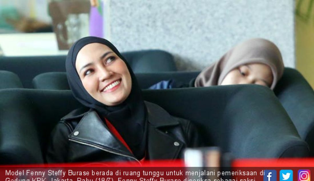 Model Fenny Steffy Burase berada di ruang tunggu untuk menjalani pemeriksaan di Gedung KPK, Jakarta, Rabu (18/7). Fenny Steffy Burase diperiksa sebagai saksi untuk tersangka Gubernur Aceh Irwandi Yusuf. - JPNN.com