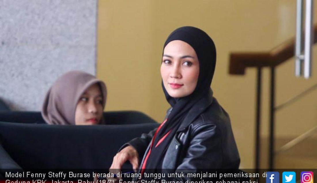 Model Fenny Steffy Burase berada di ruang tunggu untuk menjalani pemeriksaan di Gedung KPK, Jakarta, Rabu (18/7). Fenny Steffy Burase diperiksa sebagai saksi untuk tersangka Gubernur Aceh Irwandi Yusuf. - JPNN.com