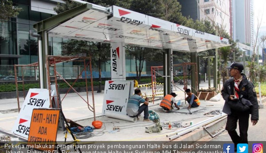Pekerja melakukan pengerjaan proyek pembangunan Halte bus di Jalan Sudirman, Jakarta, Rabu (18/7). Proyek penataan Halte bus Sudirman-MH Thamrin ditargetkan rampung sebelum perhelatan Asian Games 2018 mendatang. - JPNN.com