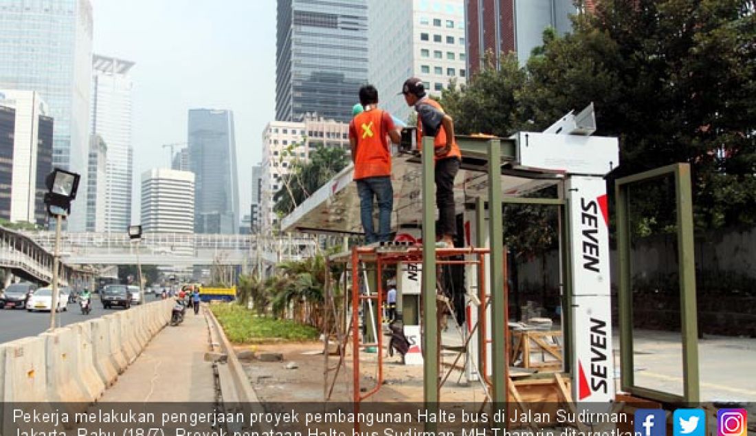 Pekerja melakukan pengerjaan proyek pembangunan Halte bus di Jalan Sudirman, Jakarta, Rabu (18/7). Proyek penataan Halte bus Sudirman-MH Thamrin ditargetkan rampung sebelum perhelatan Asian Games 2018 mendatang. - JPNN.com
