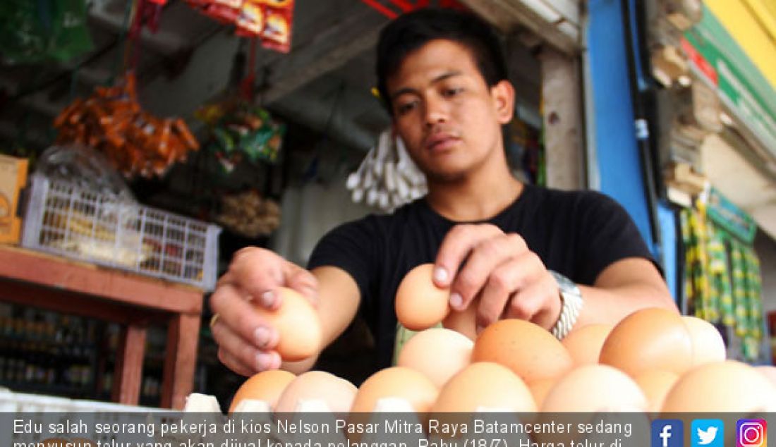 Edu salah seorang pekerja di kios Nelson Pasar Mitra Raya Batamcenter sedang menyusun telur yang akan dijual kepada pelanggan, Rabu (18/7). Harga telur di pasaran hingga saat ini masih sangat tinggi. - JPNN.com