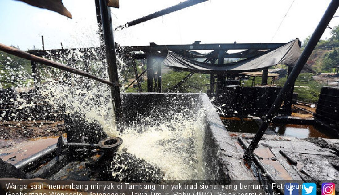 Warga saat menambang minyak di Tambang minyak tradisional yang bernama Petroleum Geoheritage Wonocolo, Bojonegoro, Jawa Timur, Rabu (18/7). Sejak resmi dibuka Pemkab Bojonegoro, Desa Wonocolo menjadi lokasi wisata. - JPNN.com