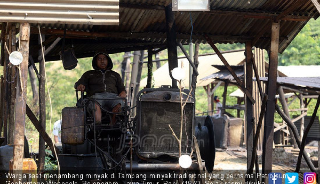 Warga saat menambang minyak di Tambang minyak tradisional yang bernama Petroleum Geoheritage Wonocolo, Bojonegoro, Jawa Timur, Rabu (18/7). Sejak resmi dibuka Pemkab Bojonegoro, Desa Wonocolo menjadi lokasi wisata. - JPNN.com