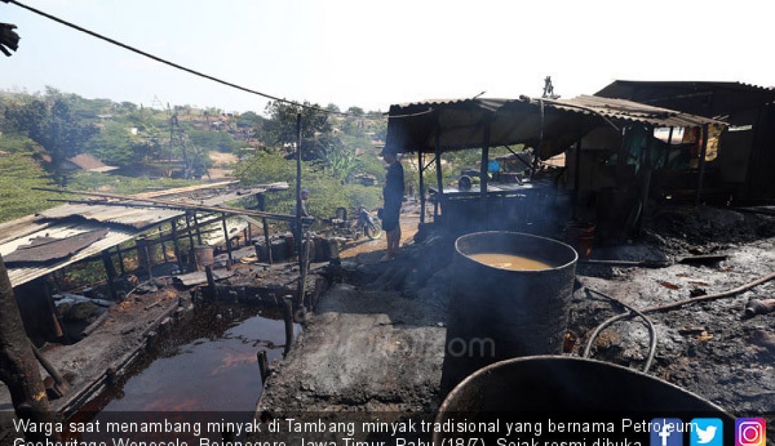 Warga saat menambang minyak di Tambang minyak tradisional yang bernama Petroleum Geoheritage Wonocolo, Bojonegoro, Jawa Timur, Rabu (18/7). Sejak resmi dibuka Pemkab Bojonegoro, Desa Wonocolo menjadi lokasi wisata. - JPNN.com