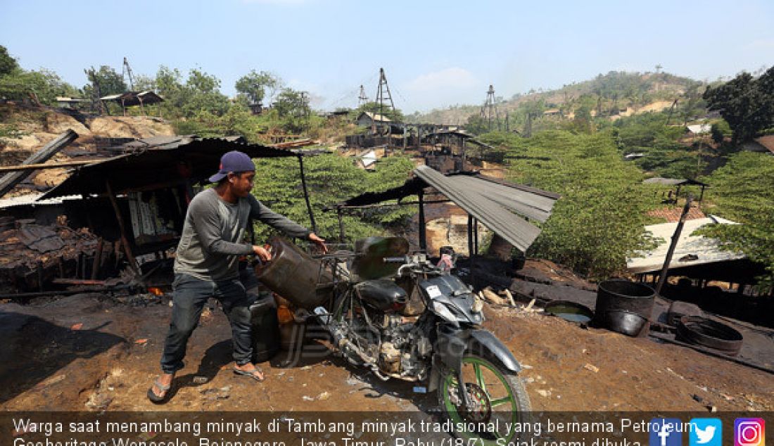 Warga saat menambang minyak di Tambang minyak tradisional yang bernama Petroleum Geoheritage Wonocolo, Bojonegoro, Jawa Timur, Rabu (18/7). Sejak resmi dibuka Pemkab Bojonegoro, Desa Wonocolo menjadi lokasi wisata. - JPNN.com