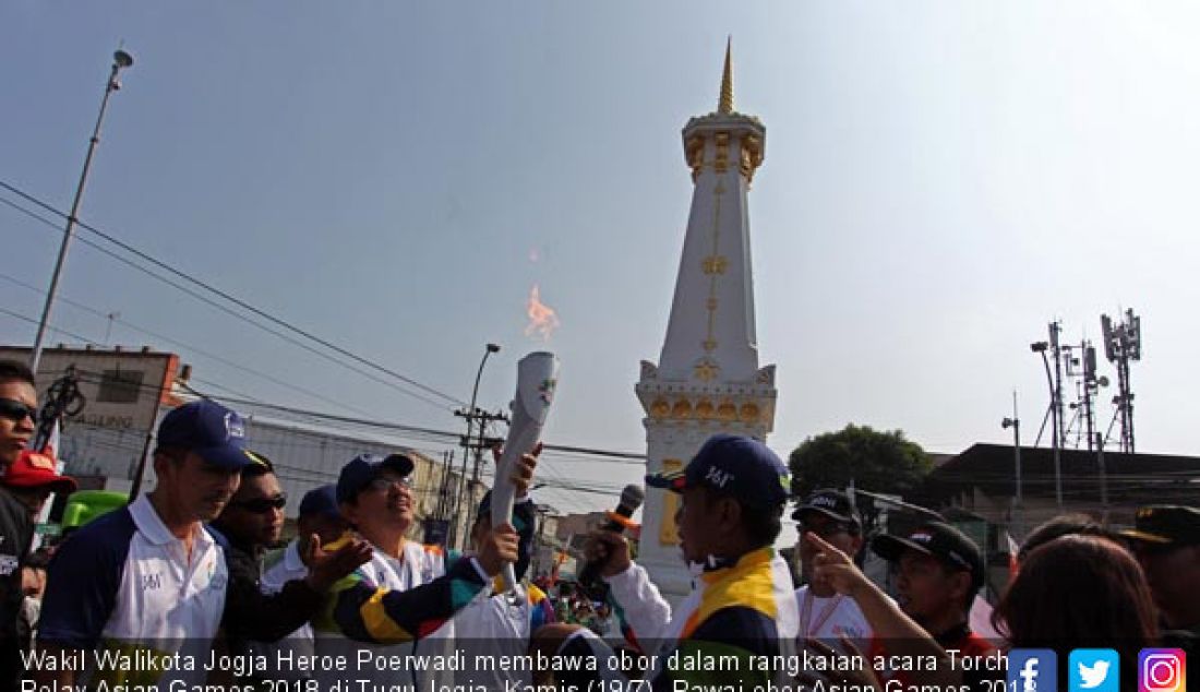 Wakil Walikota Jogja Heroe Poerwadi membawa obor dalam rangkaian acara Torch Relay Asian Games 2018 di Tugu Jogja, Kamis (19/7). Pawai obor Asian Games 2018 dari Jogjakarta selanjutnya dibawa menuju 52 kota. - JPNN.com